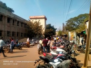 जहाँ लोग गीता और कुरान की कसमें खाते हैं उसी न्यायालय के नाक के नीचे चल रहा है अवैध वसूली का खेल
