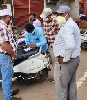दुर्ग निगम बाजार विभाग की कार्यवाही , लॉक डाउन का उल्लंघन करने वाले मोबाइल शॉप को किया सील कई दुकानों पर लगाया जुर्माना