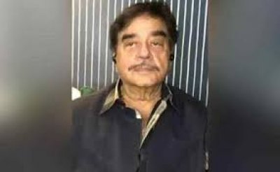 गांधी परिवार वोट दिलाने वाला, सोनिया अभी बनी रहें कांग्रेस की कार्यकारी अध्&zwj;यक्ष: शत्रुघ्न सिन्हा