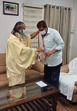 वनमंत्री  का महंत  रामसुंदर दास ने का किया सम्मान