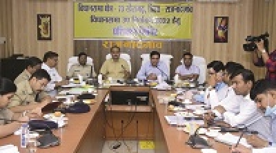 सामान्य प्रेक्षक की उपस्थिति में कलेक्टर ने खैरागढ़ उप निर्वाचन की तैयारियों एवं कानून व्यवस्था के संबंध में ली बैठक