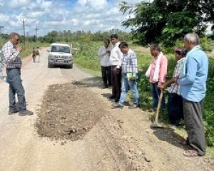 कलेक्टर के निर्देश पर अपर कलेक्टर ने किया सरगांव-सकेत सड़क मार्ग का निरीक्षण, उप अभियंता को कारण बताओ नोटिस जारी