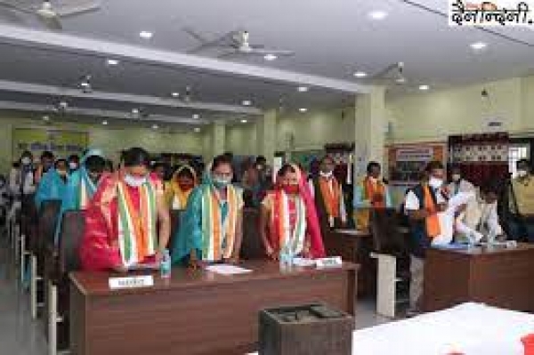 नगर पालिक निगम बीरगांव के नवनिर्वाचित पार्षदों को जिला निर्वाचन अधिकारी श्री सौरभ कुमार ने शपथ दिलाई