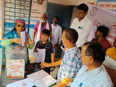 आयुक्त पहुँचे शिविर,लोगों से मिलकर व्यवस्था की जानकारी ली,अधिकारियों से लोगों को आवेदन लिखने में सहयोग करने के निर्देश दिए