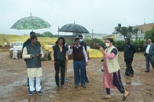 मंदिर हसौद धान खरीदी केंद्र के औचक निरीक्षण पर पहुंचे खाद्य मंत्री