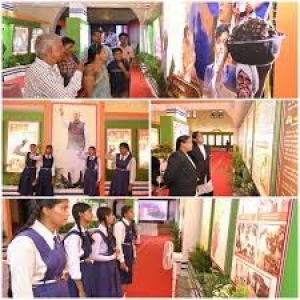 प्रदर्शनी में राष्ट्रपिता महात्मा गांधी, पंडित नेहरू, श्रीमती इंदिरा गांधी, श्री राजीव गांधी के छत्तीसगढ़ प्रवास के दुर्लभ छायाचित्र बने आकर्षण का केन्द्र