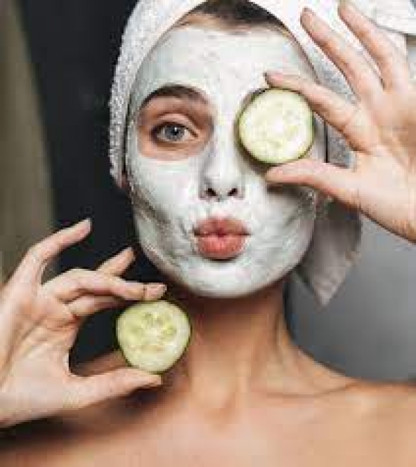 खूबसूरत स्किन के लिए खीरे के छिलकों का करें इस्तेमाल, मिलेंगे अमेजिंग ब्यूटी बेनिफिट्स