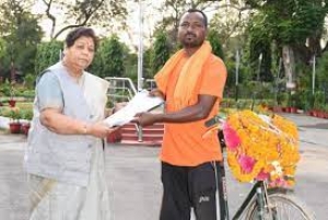 तीन सौ किलोमीटर की साइकिल यात्रा करके आए पार्षद  नायक की समस्याओं से राज्यपाल हुई अवगत