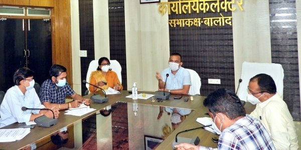 कोरोना संक्रमित मरीज के संपर्क में आए व्यक्तियों का कान्टेक्ट ट्रेसिंग कर अनिवार्य रूप से कोरोना जांच करें - कलेक्टर