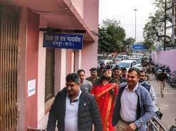 13 जनवरी तक कालीचरण को जेल:रायपुर कोर्ट में मुस्कुराते हुए पहुंचा था