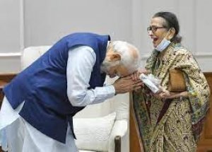 किसके सम्मान में यूं झुक गए प्रधानमंत्री नरेंद्र मोदी? बहुत खास है उमा सचदेव का परिचय