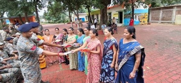 जहां कभी बंदूक थी, वहां बंधा रिश्तों का धागा&hellip; ,बस्तर में राखी ने बदली 'दुश्मनी' की परिभाषा