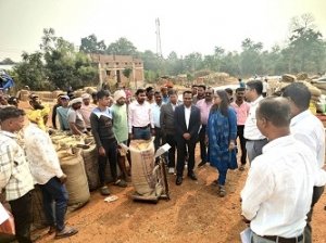 मोहला-मानपुर-अंबागढ़ चौकी जिले के प्रभारी सचिव पीएस एल्मा ने धान उपार्जन केंद्रों का किया निरीक्षण