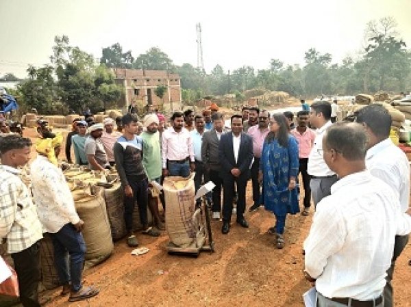 मोहला-मानपुर-अंबागढ़ चौकी जिले के प्रभारी सचिव पीएस एल्मा ने धान उपार्जन केंद्रों का किया निरीक्षण