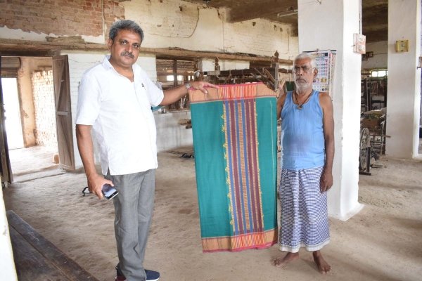 विलुप्त हो रही लोधी साड़ी बुनकारी कला को मिला पुनर्जीवन शासन की पहल पर मिला संरक्षण, बुनकरों की आर्थिक स्थिति बनी सशक्त