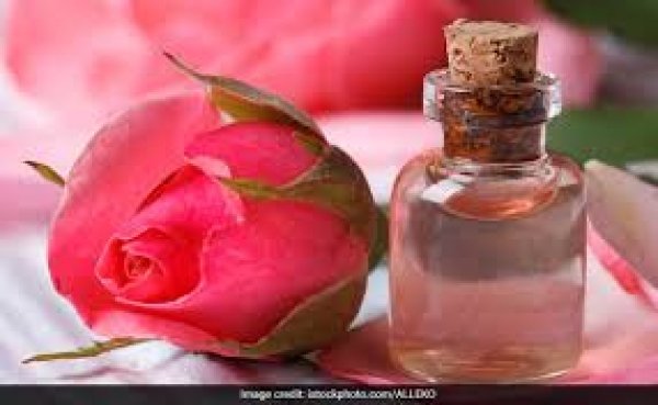 मुंहासों से छुटाकारा पाने के लिए इन 5 तरीकों से करें गुलाब जल का इस्तेमाल