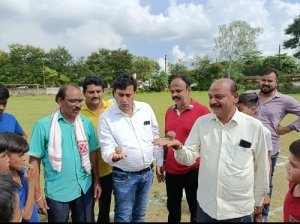 महापौर ने नचाया भवँरा, पार्षदों व बच्चों के साथ खेले कबड्डी और कंचा खिलाड़ियों का उत्साहवर्धन करने पहुँचे महापौर,बच्चों का उत्साह हुआ दुगुना