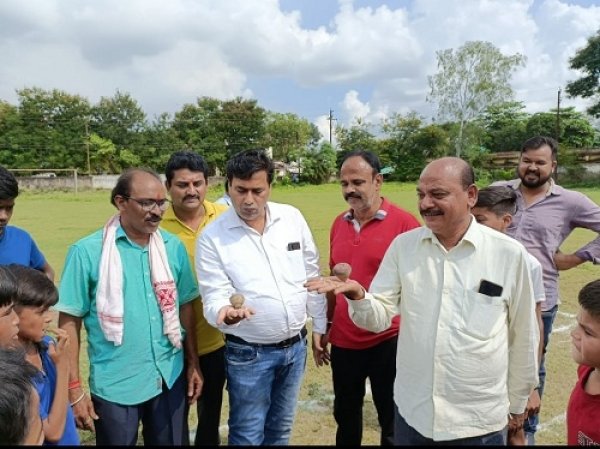 महापौर ने नचाया भवँरा, पार्षदों व बच्चों के साथ खेले कबड्डी और कंचा खिलाड़ियों का उत्साहवर्धन करने पहुँचे महापौर,बच्चों का उत्साह हुआ दुगुना