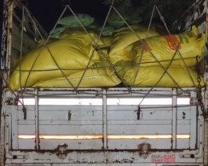 सीमा पार हो रही किसानों की खाद! बेलर से ओडिशा तक सिंडिकेट का खेल, गोदामों में डंप कर रातों-रात हो रही सप्लाई?