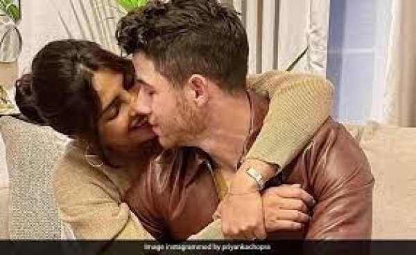 प्रियंका चोपड़ा ने पति निक जोनास संग शेयर की रोमांटिक तस्वीरें,