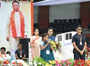 मुख्यमंत्री ने किया दीदी ई-रिक्शा चालक भुनेश्वरी साहू एवं मुख्यमंत्री नोनी बाबू मेधावी शिक्षा सहायता योजना के हितग्राही मनोज साहू से किया संवाद