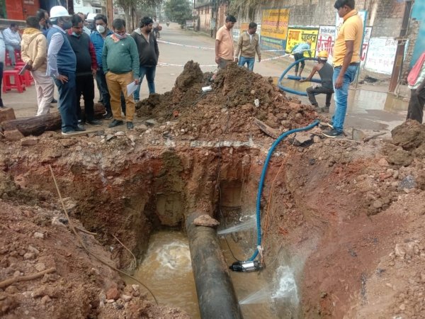 अग्रसेन चौक महापौर बाकलीवाल ने किया इंटरकनेक्शन कार्य का निरीक्षण