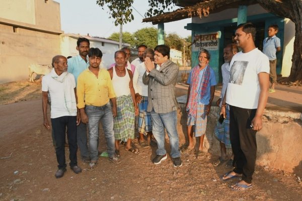 जब मंत्री डॉ.डहरिया को ग्रामीणों के सामने जोड़ना पड़ा हाथ....