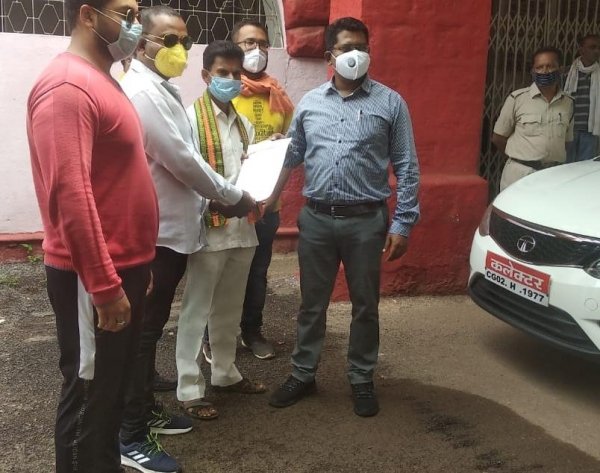 सीएम निवास के सामने आत्मदाह करने वाले मृत बेरोजगार युवक के मुद्दे को लेकर जिला भाजयुमो ने कलेक्ट्रेट पहुंचकर ज्ञापन सौंपा