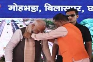 जनजातीय कला की समृद्ध विरासत का सम्मान &ndash; मुख्यमंत्री विष्णुदेव साय ने प्रधानमंत्री नरेंद्र मोदी को भेंट किया "उसुड़" वाद्ययंत्र का मोमेंटो