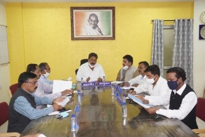 महापौर परिषद की बैठक में नि:शुल्क शेड निर्माण कार्य के लिए प्रदाय की गई अनुमति, गोठान में सेवा भाव से कई लोग आ रहे सामने, मदद के लिए बढ़ रहे हैं गौ सेवकों के हाथ