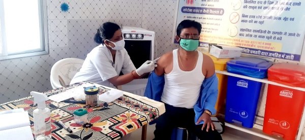 सभी वर्गों के लोग कोविड टीका अवश्य लगवाएं -मानिकपुरी