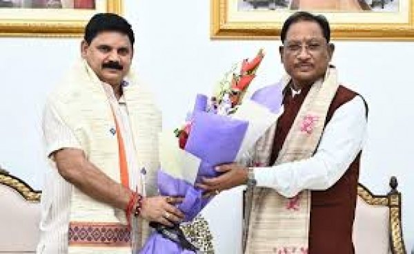 मुख्यमंत्री  विष्णु देव साय से केन्द्रीय कोयला एवं खान राज्य मंत्री श्री सतीश चन्द्र दुबे ने की सौजन्य मुलाकात