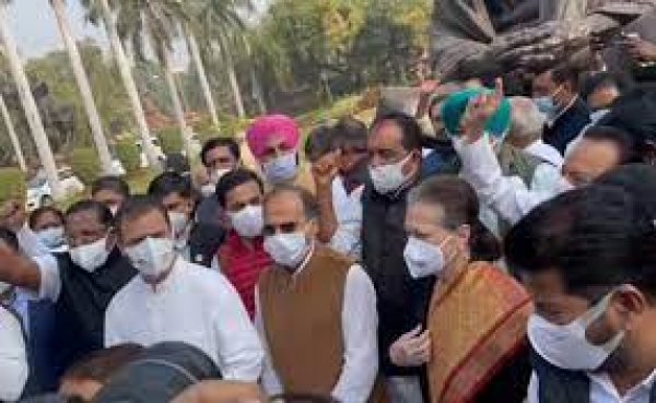 किसानों के मसले पर संसद के बाहर कांग्रेस का प्रदर्शन, राहुल गांधी बोले- 'अन्नदाता के नाम का सूरज उगाना...'