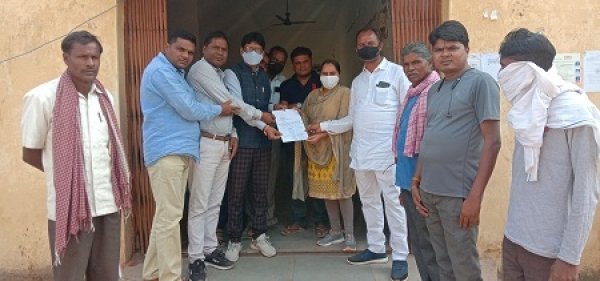 15 रुपये की दर से बारदाना उपलब्ध कराने किसानों ने दिया ज्ञापन