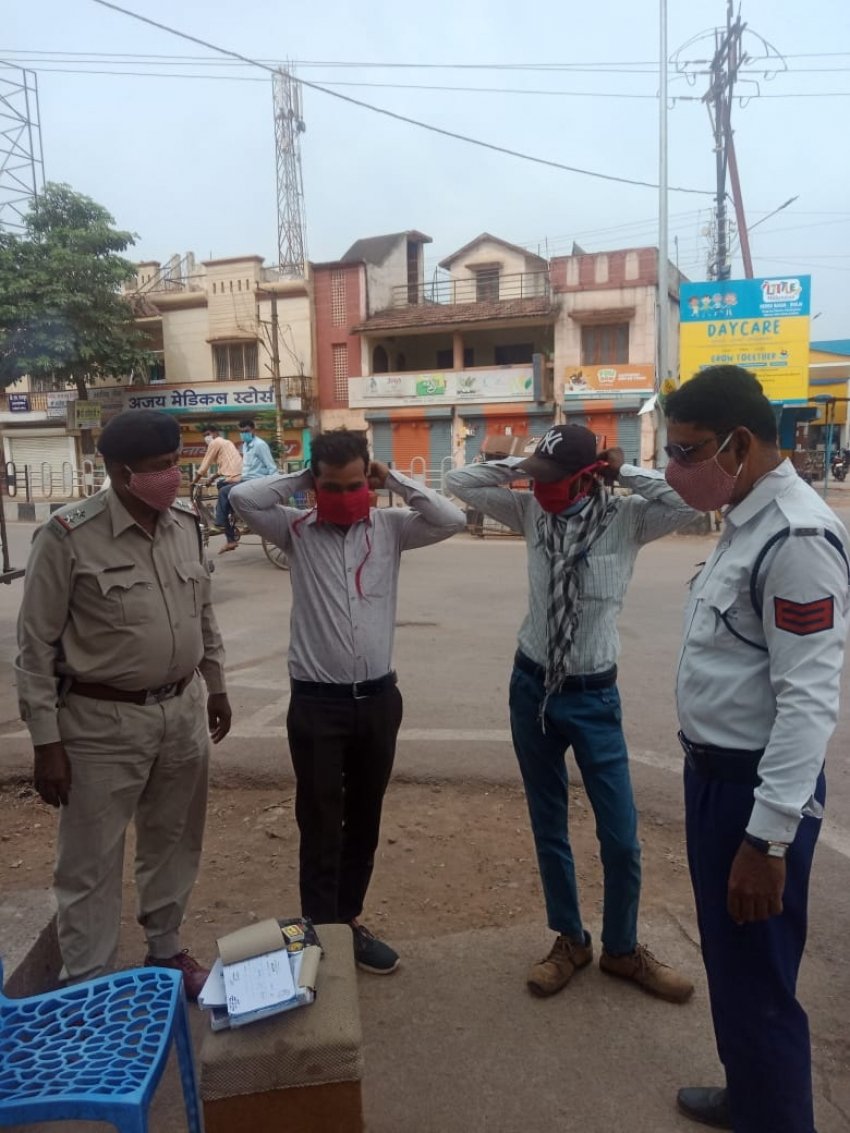 दुर्ग पुलिस द्वारा बिना मास्क के घुमने वाले के विरूद्ध कार्यवाही कर मास्क वितरण किया गया