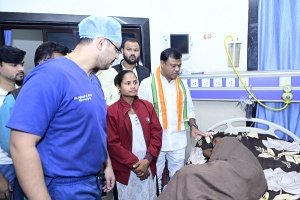 पीसीसी अध्यक्ष अबूझमाड़ मुठभेड़ में घायल बच्ची से मिले