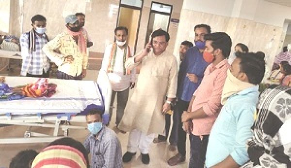 बीमार लोगों के परिजन से मिलकर वासनिक ने बेहतर उपचार का दिया भरोसा, स्थिति नियंत्रित