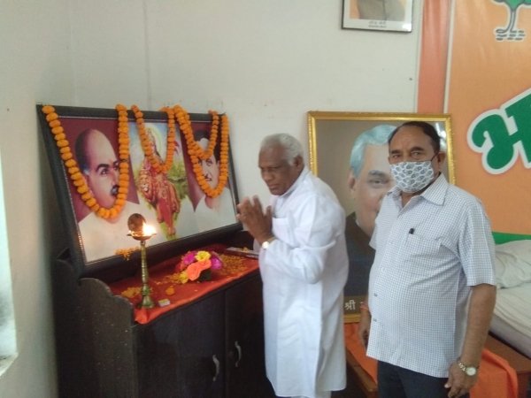 भाजपा स्थापना दिवस पर सांसद साव ने किया ध्वजारोहण