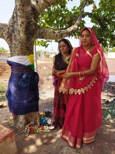 महिलाओं ने निर्जला उपवास कर सुहाग पर्व को उत्साह के साथ मनाया
