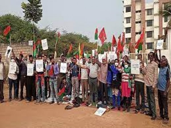 मेडिकल कॉलेज में हड़ताल:दुर्ग के चंदूलाल चंद्राकर कॉलेज से निकाले गए कर्मचारियों ने लगा दिया ताला