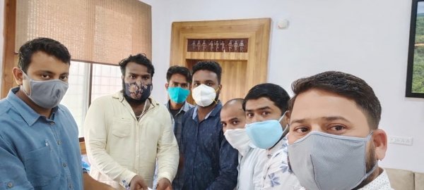 अजित जोगी युवा मोर्चा शहर अध्यक्ष सूर्यपाल शर्मा ने स्वामी आत्मानंद गवर्नमेंट इंग्लिश मीडियम स्कुल में सीट बढ़ाने की मांग को लेकर पहुंचे बस्तर कलेक्टर बंसल के पास मिला आश्वाशन