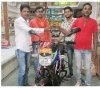 मध्यप्रदेश के गढ़ी से आए किसान को कवर्धा जिले के अग्रवाल कृषि केंद्र से किसान लक्की ड्रॉ में   मिला बजाज बाइक