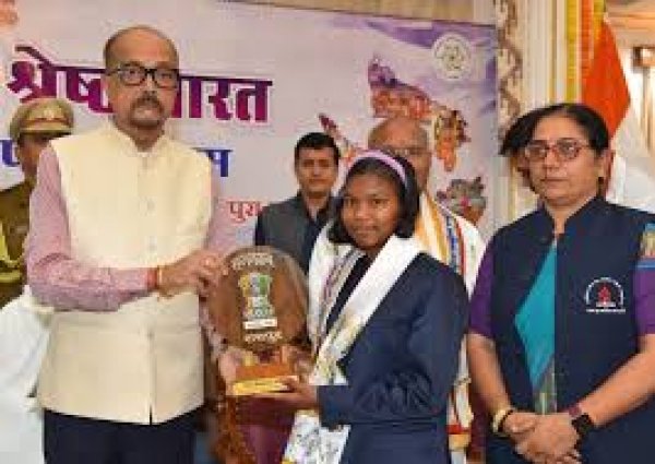 राज्यपाल श्री डेका ने राष्ट्रीय बाल पुरूस्कार से सम्मानित बालिका का किया सम्मान