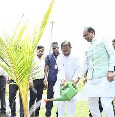 पर्यावरण संरक्षण की दिशा में महत्वपूर्ण पहल मुख्यमंत्री और केंद्रीय कृषि मंत्री ने नवा रायपुर में किया नारियल पौधे का रोपण