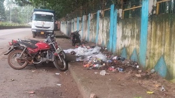गौरव पथ बना कचरा पथ, फिर भी जनता पर जुर्माना!