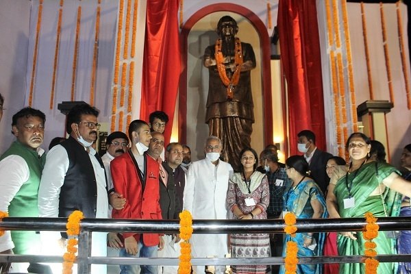 मुख्यमंत्री श्री भूपेश बघेल ने पद्मश्री स्व.पंडित श्याम लाल चतुर्वेदी की मूर्ति का किया अनावरण