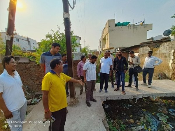 गिरधारी नगर में चला निगम का विशेष सफाई अभियान:कमिश्नर व पार्षद के मौजूदगी में नाला की सफाई