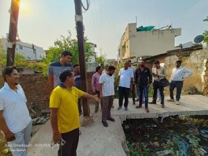 गिरधारी नगर में चला निगम का विशेष सफाई अभियान:कमिश्नर व पार्षद के मौजूदगी में नाला की सफाई