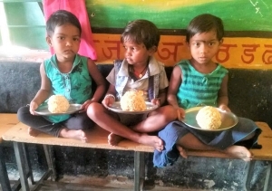 मुख्यमंत्री सुपोषण अभियान के तहत बच्चों को दिया जा रहा है पौष्टिक लड्डू
