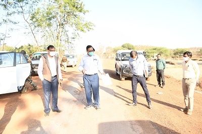 कलेक्टर ने बांधाबाजार से आमाटोला तक निर्धाणाधीन सड़क का किया मुआयना